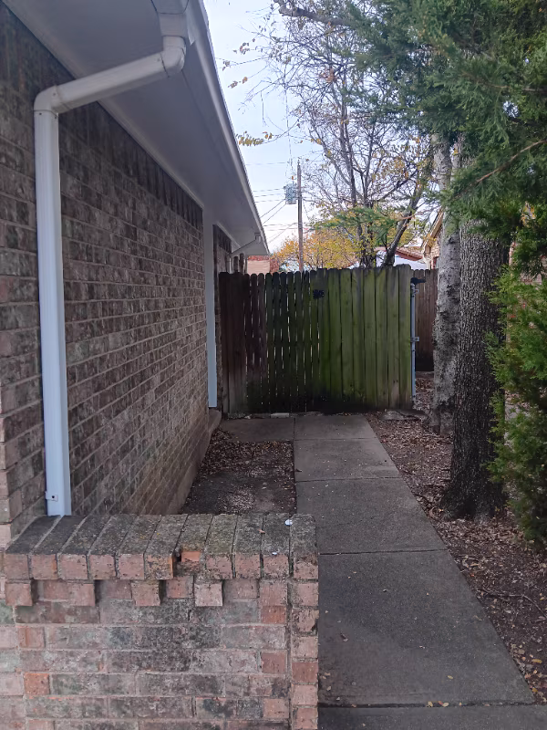 2746 Meadow Gate Ln Dallas, TX 75237 photo 2