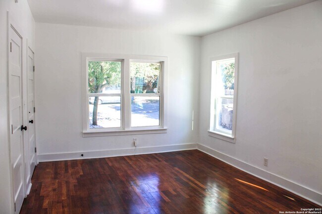 410 Fulton Ave San Antonio, TX 78212 photo 4