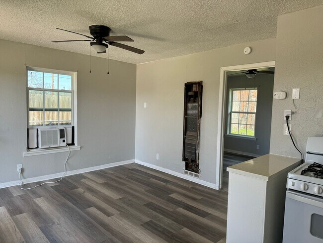 1900 N 4th St Killeen, TX 76541 photo 4