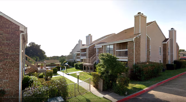 2227 Madison Dr Arlington, TX 76011 photo 2