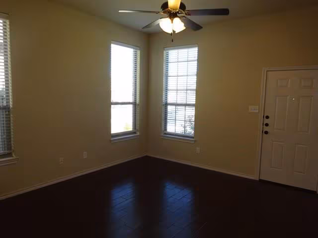 160 Creekside Villa Dr Kyle, TX 78640 photo 3