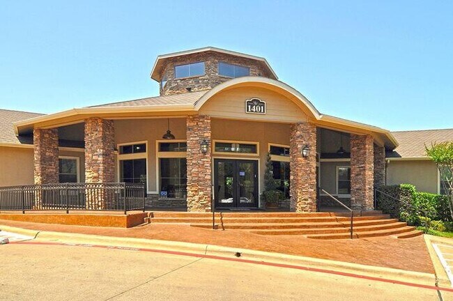1201 Monterrey Blvd Euless, TX 76040 photo 2