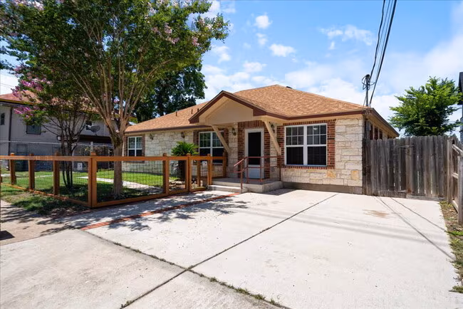 500 Tillery St Austin, TX 78702 photo 2