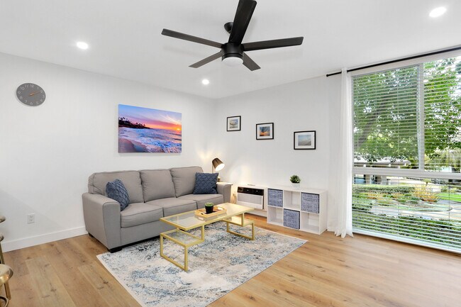 3050 Rue D’Orleans San Diego, CA 92110 photo 2