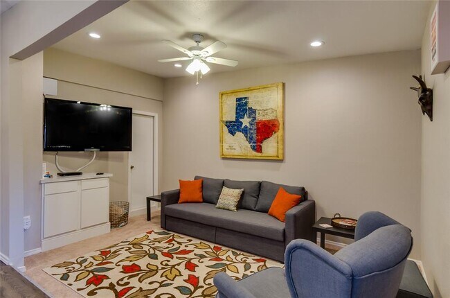 1404 Forest Park Blvd Fort Worth, TX 76110 photo 3