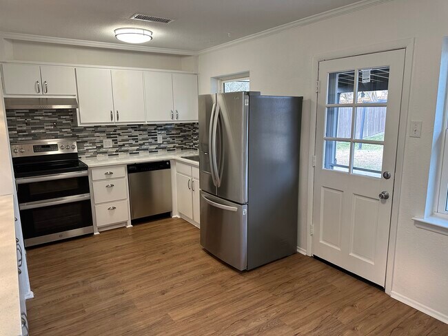 8655 Ashcroft Ave Dallas, TX 75243 photo 5