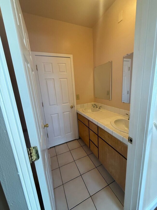 8027 Ney Ave Oakland, CA 94605 photo 3