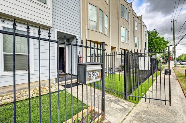 5507 Darling St Houston, TX 77007 photo 2
