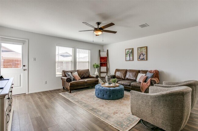 901 Lady Bird St Ennis, TX 75119 photo 5