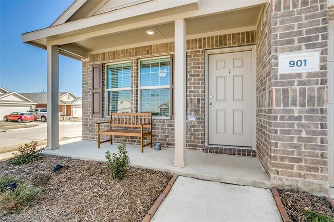 901 Lady Bird St Ennis, TX 75119 photo 3