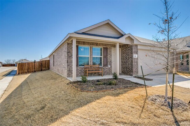 901 Lady Bird St Ennis, TX 75119 photo 2