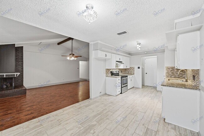 2602 Burningtree Ct Arlington, TX 76014 photo 4