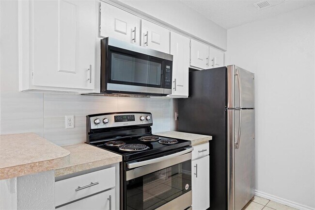 983 Roaring Springs Road, Fort Worth, TX 76114 photo 5