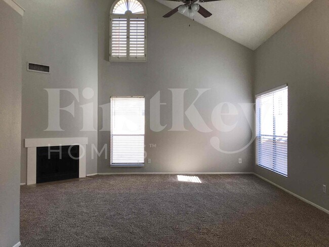 526 E Topeka Dr Phoenix, AZ 85024 photo 4