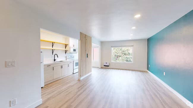 The Villager in Bay Park, Freshly Renovated Studio Apartments! photo 2