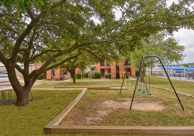 1906 South College Avenue, Decatur, TX 76234 photo 5