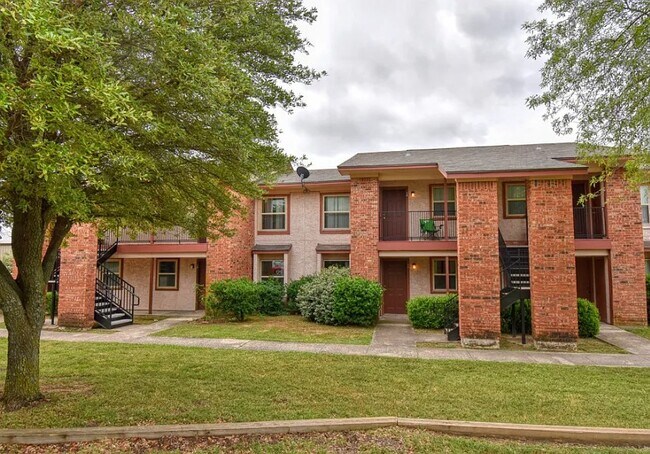 1906 South College Avenue, Decatur, TX 76234 photo 2
