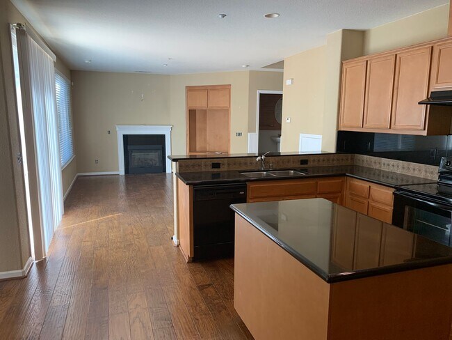 Beautiful 4 Bedroom, 2.5 Bath Brentwood Rose Garden Home photo 5