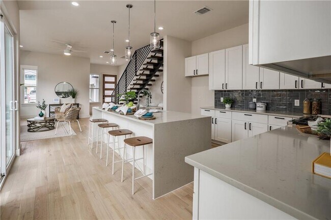 501 Texas Ave photo 5