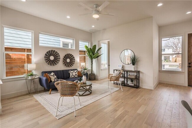 501 Texas Ave photo 4