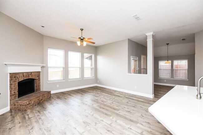 860 Roaring Springs Road, Grand Prairie, TX 75052 photo 5