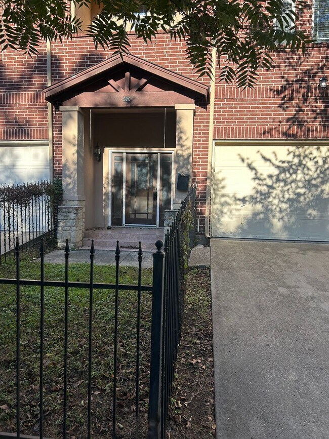 520 Alcalde St Dallas, TX 75246 photo 2