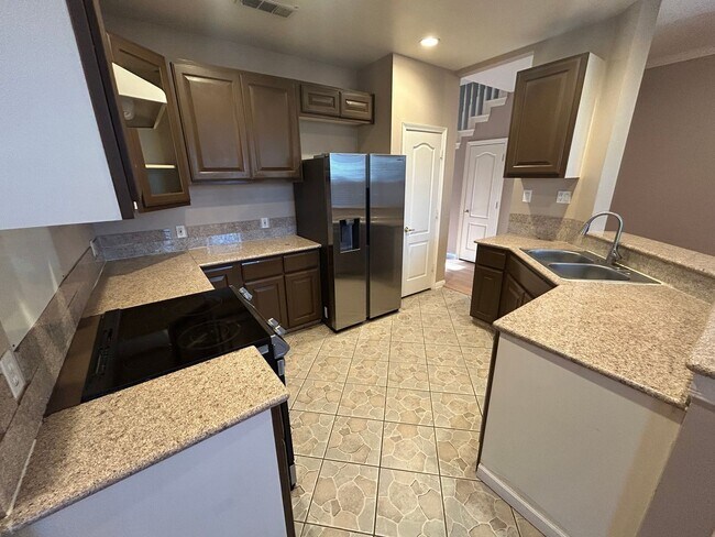 520 Alcalde St Dallas, TX 75246 photo 4