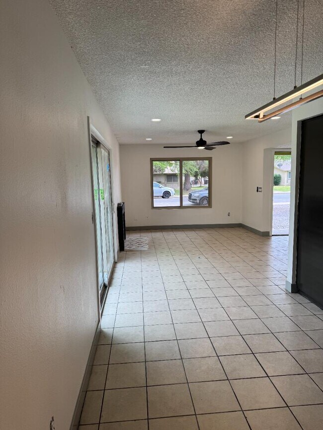 8130 N 33rd Dr Phoenix, AZ 85051 photo 2