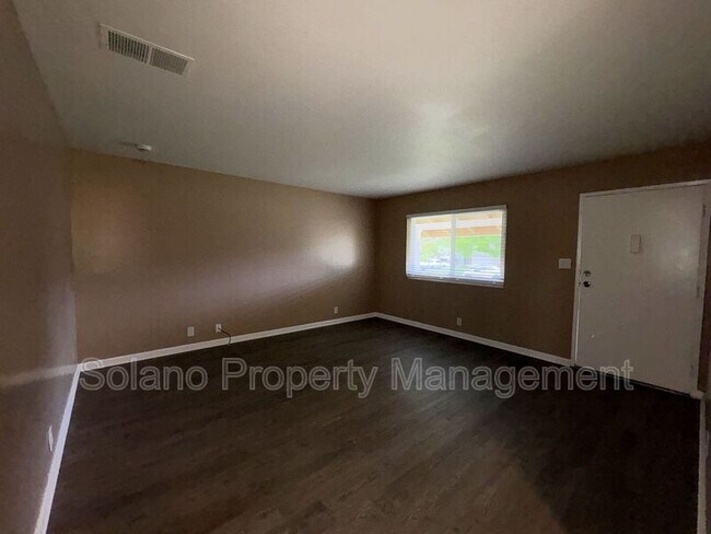 1992 Oxford Dr Fairfield, CA 94533 photo 4
