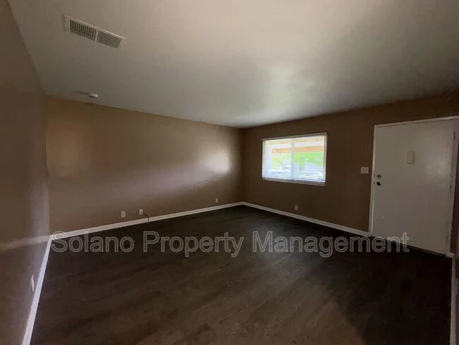 1992 Oxford Dr Fairfield, CA 94533 photo 4