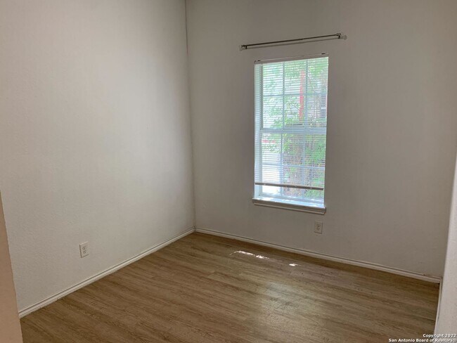816 Rivas St San Antonio, TX 78207 photo 3