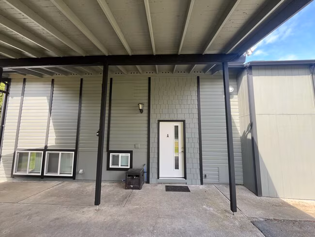 1335 Bradley St Bremerton, WA 98310 photo 2