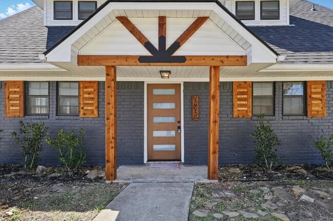 1912 Sierra Drive, Lewisville, TX 75077 photo 2