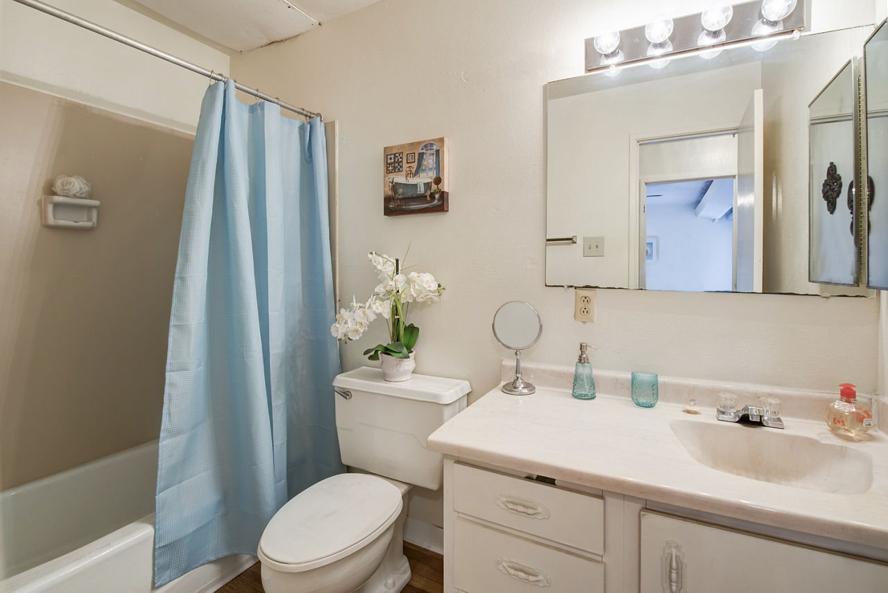Desert Creek Apartments photo 4