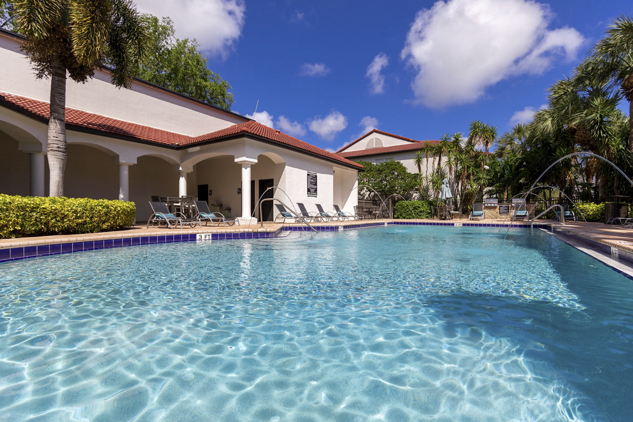 Mira Flores Apartments photo 2