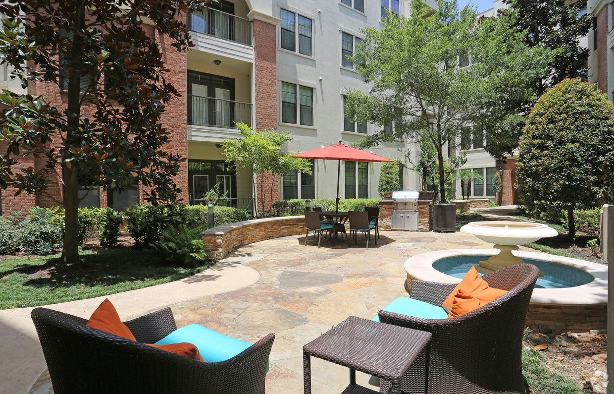 Braeswood Place photo 2