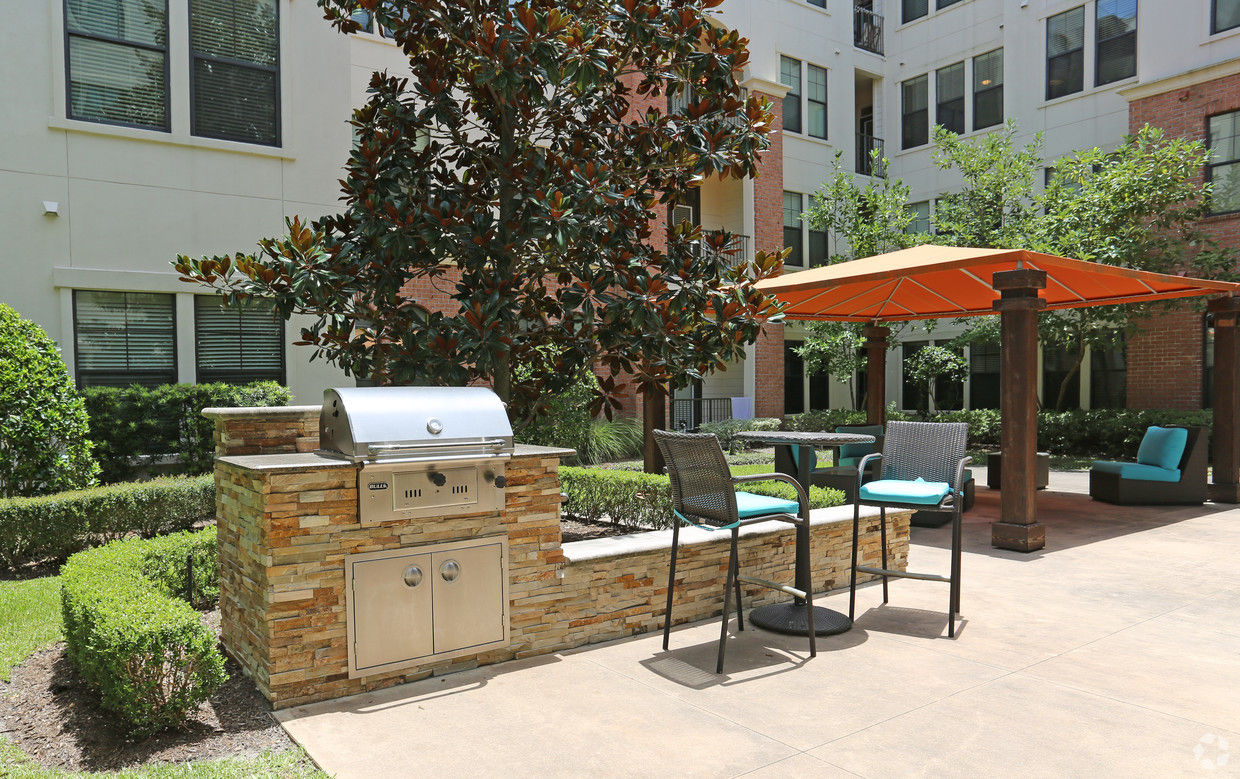 Braeswood Place photo 3