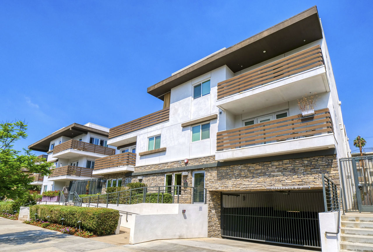 The Metropolitan at Larchmont Village photo 2