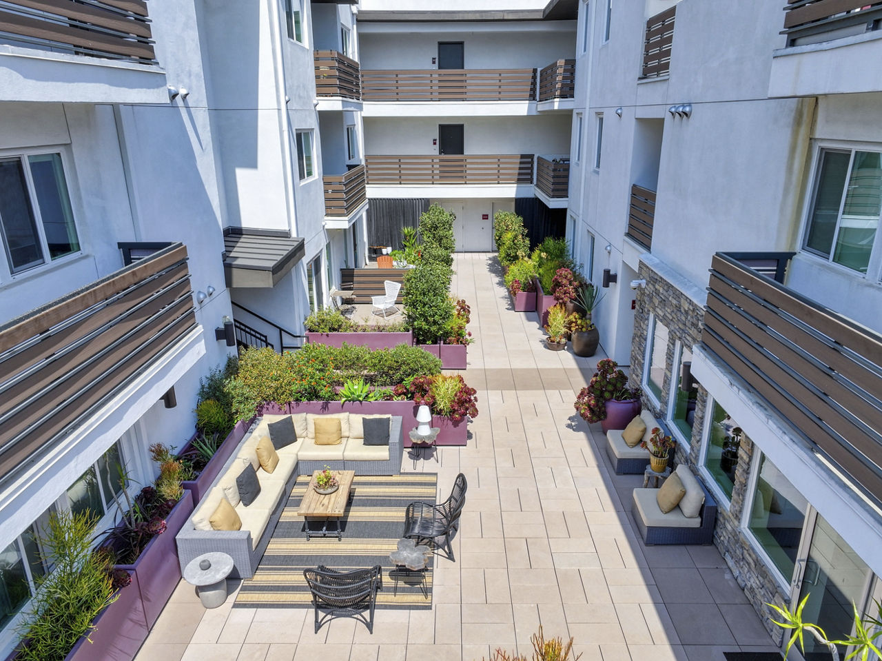 The Metropolitan at Larchmont Village photo 4
