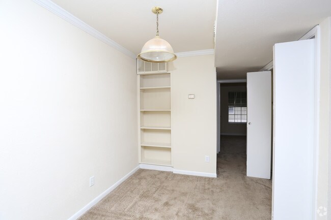 Oak Run Manor Apartments photo 5