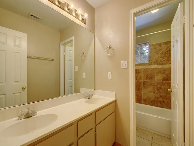 6bed/3bath with garage in North Campus photo 5