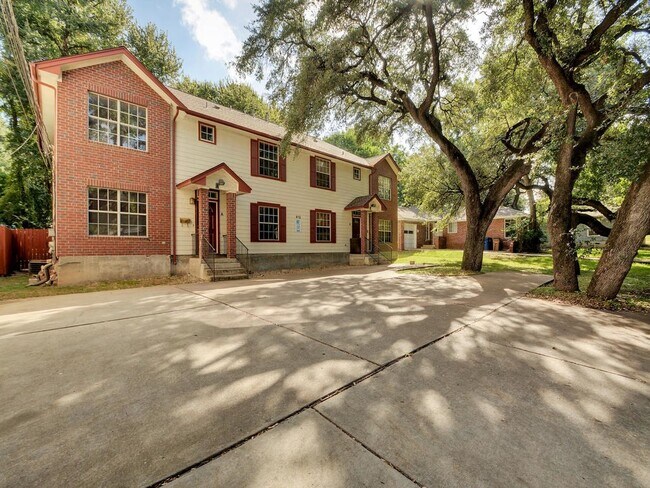 6bed/3bath with garage in North Campus photo 3