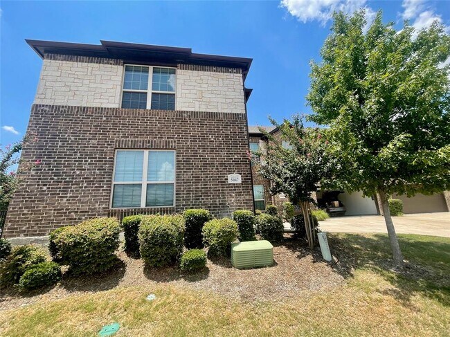 5047 Venecia Way, Grand Prairie, TX 75052 photo 2