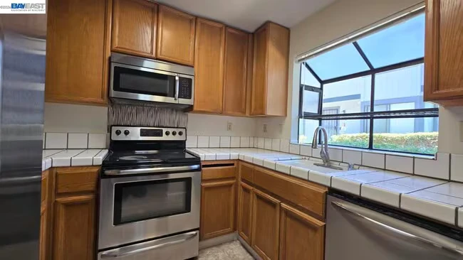 6125 Thornton Ave Newark, CA 94560 photo 2