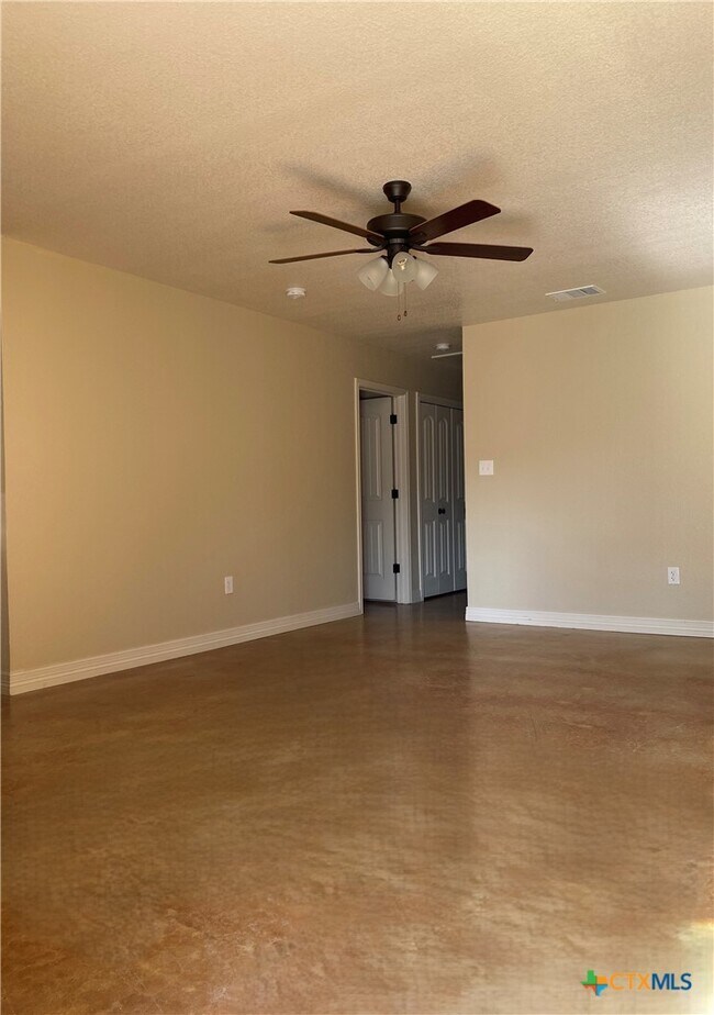 1111 N College St Killeen, TX 76541 photo 2
