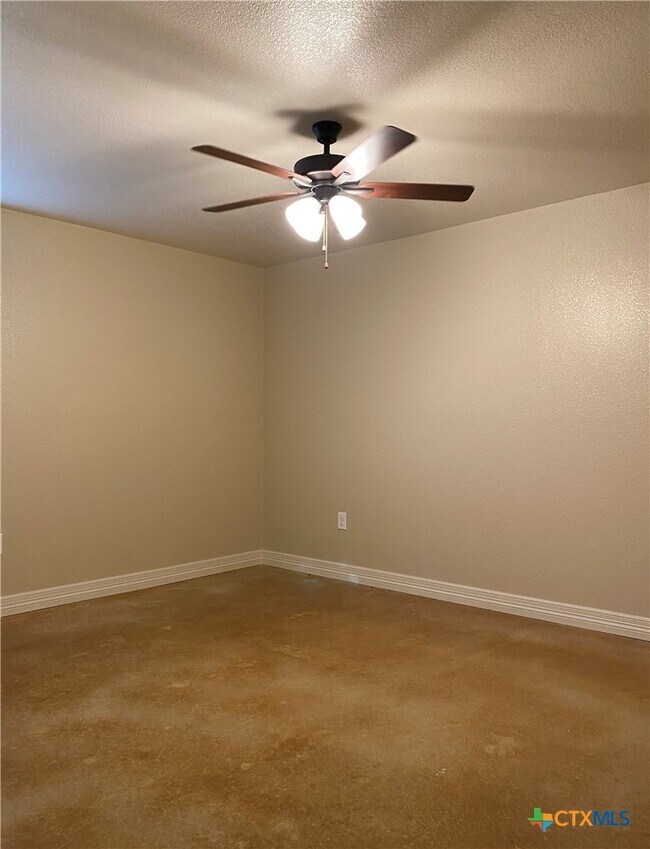 1111 N College St Killeen, TX 76541 photo 4