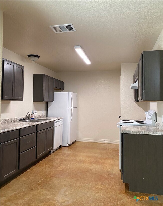 1111 N College St Killeen, TX 76541 photo 3