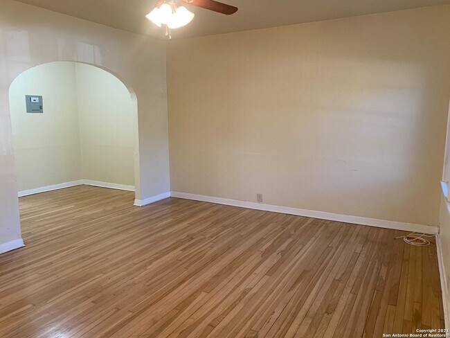 218 E Rosewood Ave San Antonio, TX 78212 photo 2