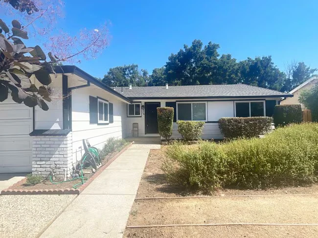 975 Perrelli St Gilroy, CA 95020 photo 2