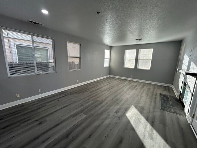 Newly Renovated 4 Bed 3 Bath Brentwood Home photo 5